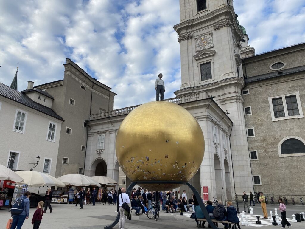 Kunstinstallation vor der Festung in Salzburg