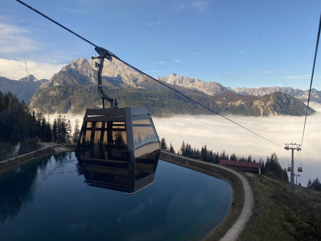 Bergbahn zum Gipfel des Jenners mit Nebel und Bergwipfeln im Hintergrund