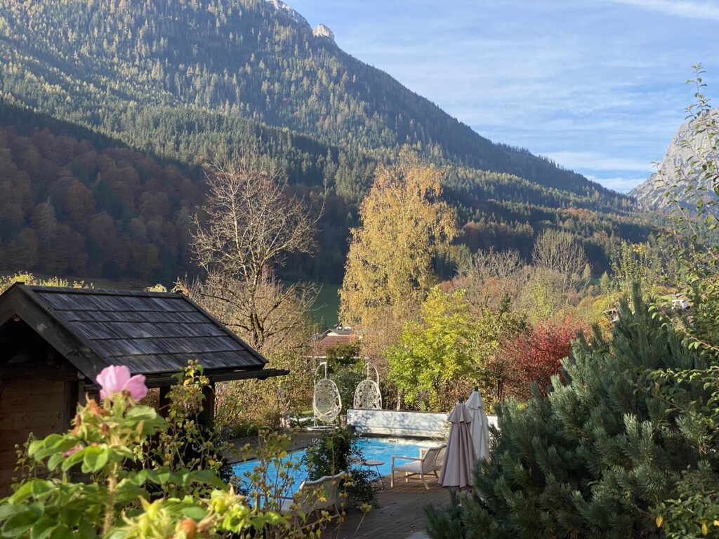 Außenpool des Hotel Das Rehlegg mit Bergwipfeln im Hintergrund