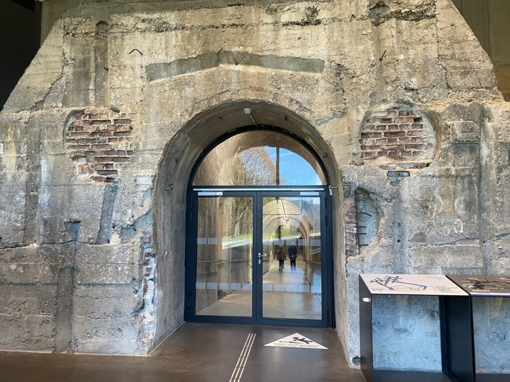 Eingang zu den Bunkeranlagen im Dokumentationszentrum Obersalzberg