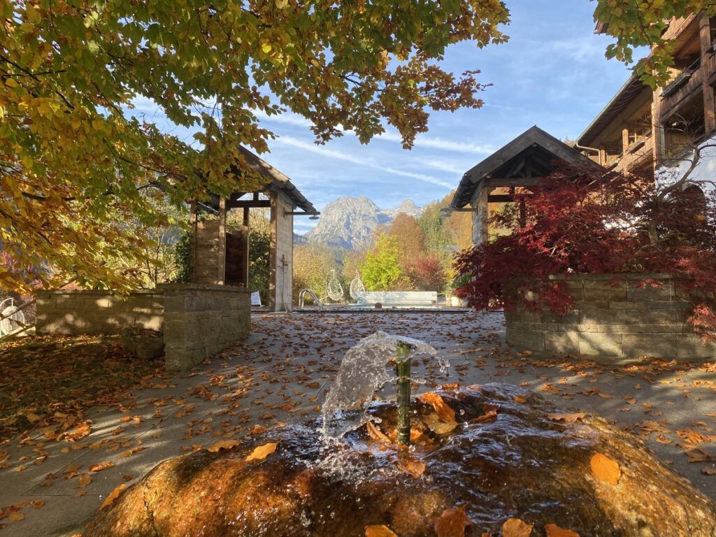 Blick auf den Watzmann vom Hotel das Rehlegg mit Herbstlaub