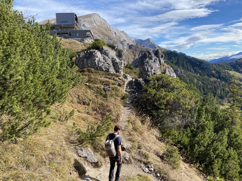 Wanderer unterhalb der Bergbahnstation am Jenner im Berchtesgadener Land