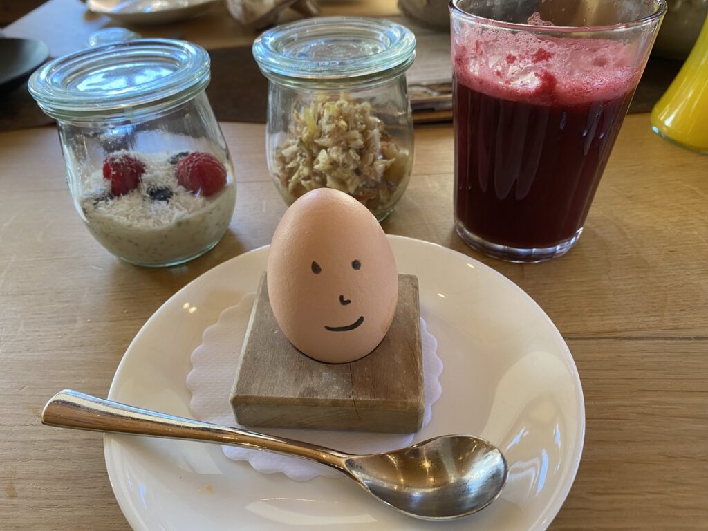 Bemaltes Frühstücksei im Hotel Rehlegg