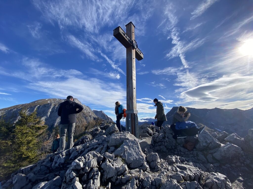 Wanderer am Gipfelkreuz auf dem Jenner im Berchtesgadener Land