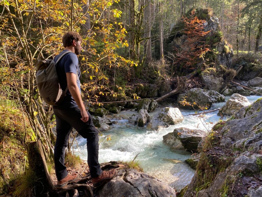 Wanderer im Zauberwald bei Ramsau