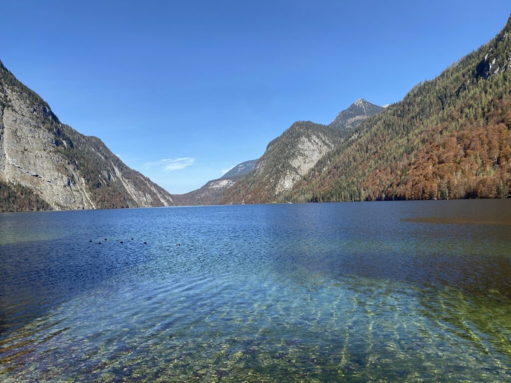 Königssee im Berchtesgadener Land mit kristallklarem Wasser
