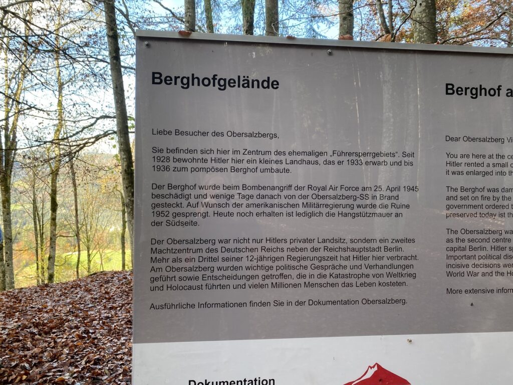 Schild vom Berghofgelände am Dokumentationszentrum Obersalzberg
