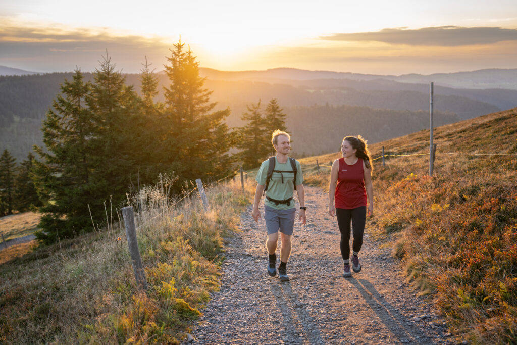 Wanderer auf dem Feldberg bei Sonnenuntergang