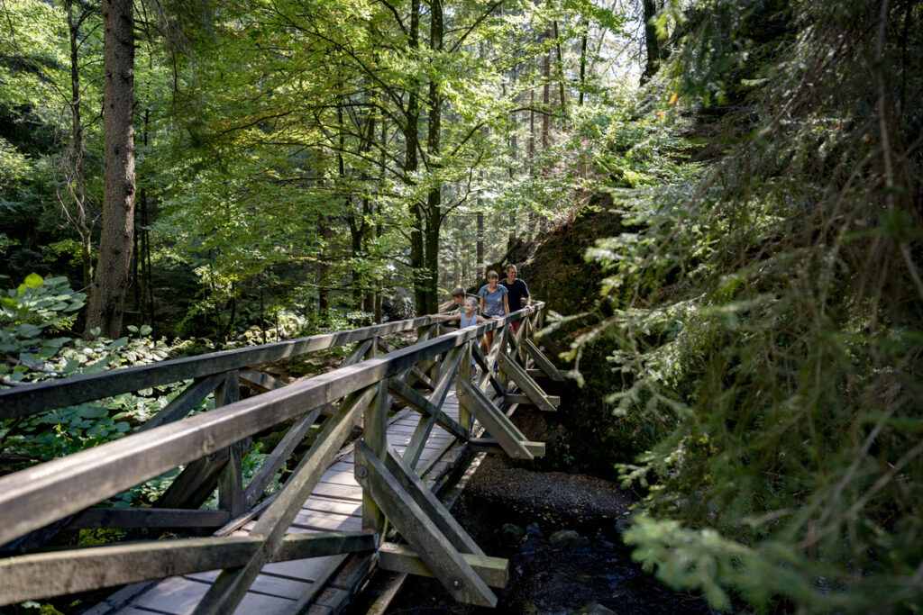 Familie wandert durch die Ravennaschlucht