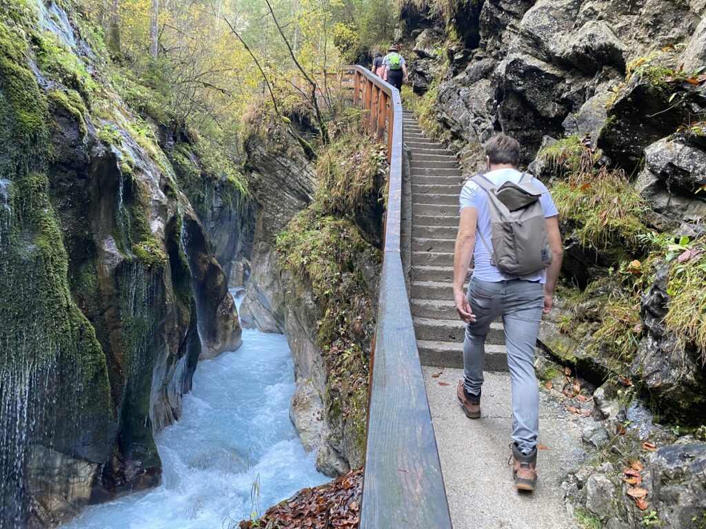 Wanderer an der Wimbachklamm im Nationalpark Berchtesgaden
