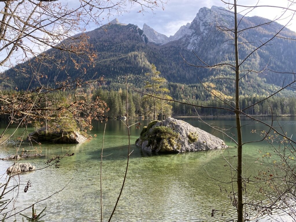 Felsen im Hintersee bei Ramsau mit Bergwipfeln im Hintergrund