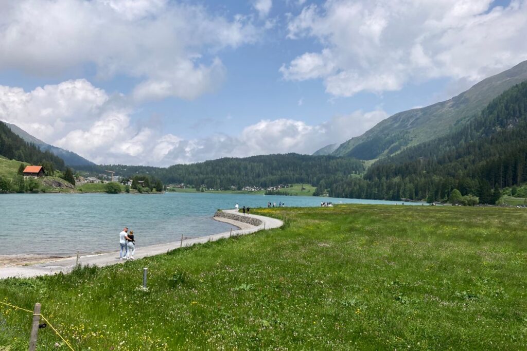 Davoser See mit Uferweg