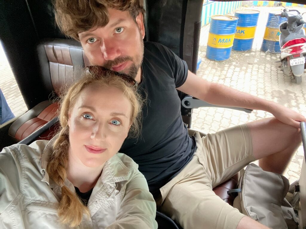 Paar auf dem Weg ins Somatheeram Ayurveda Resort in Kerala