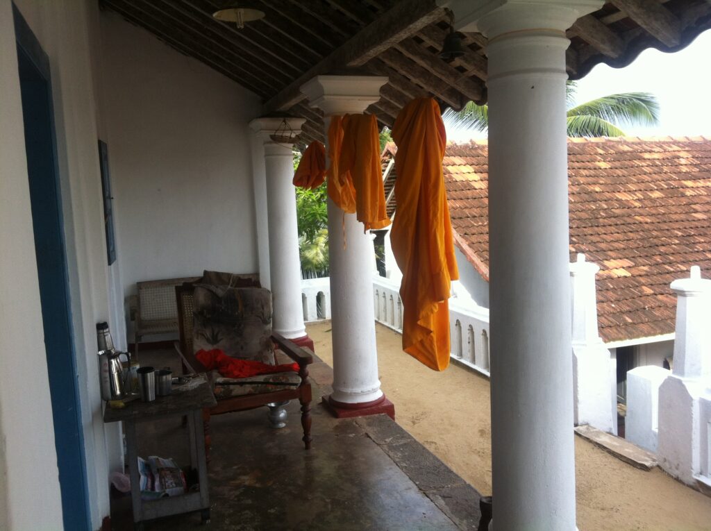 Bekleidung von Mönchen in einem Kloster auf Sri Lanka