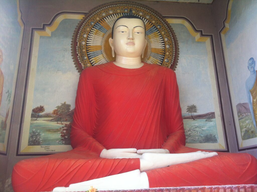 Buddha Statue im buddhistischen Kloster auf Sri Lanka