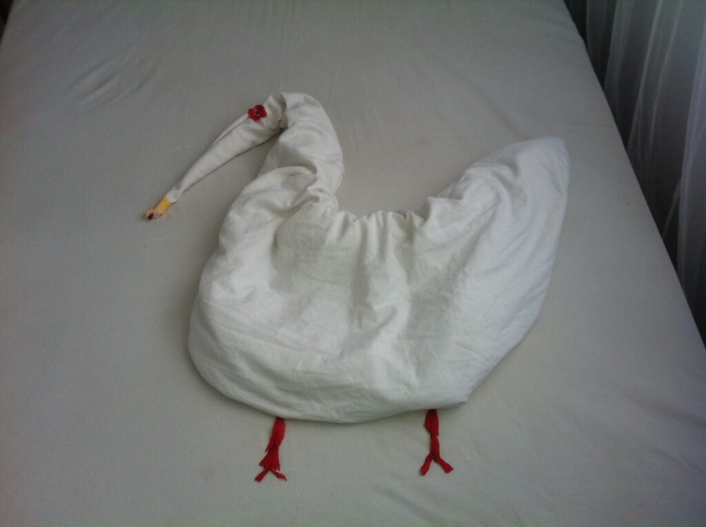 Wechselnde Motive auf dem Bett im Sign of Life Resort