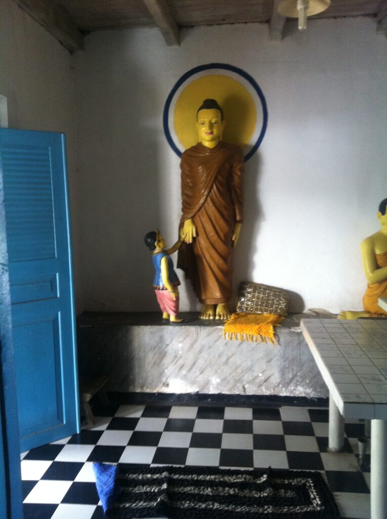 Buddha-Figur im Kloster auf Sri Lanka