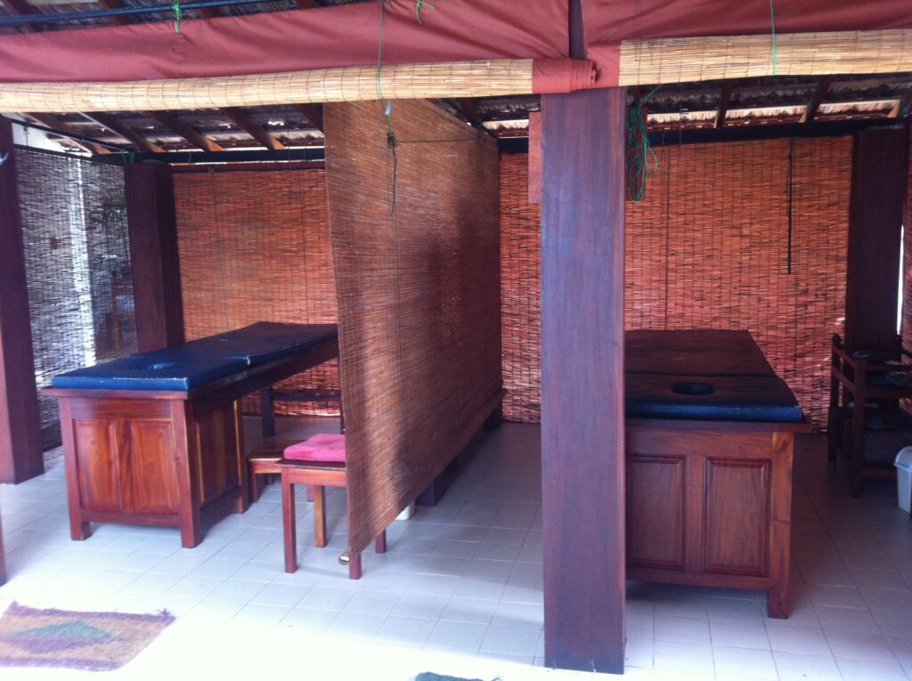 Massageräume im Außenbereich des Sign of Life Resorts auf Sri Lanka