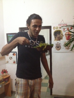 Sajith beim Abräuchern von Kokospalmenblättern