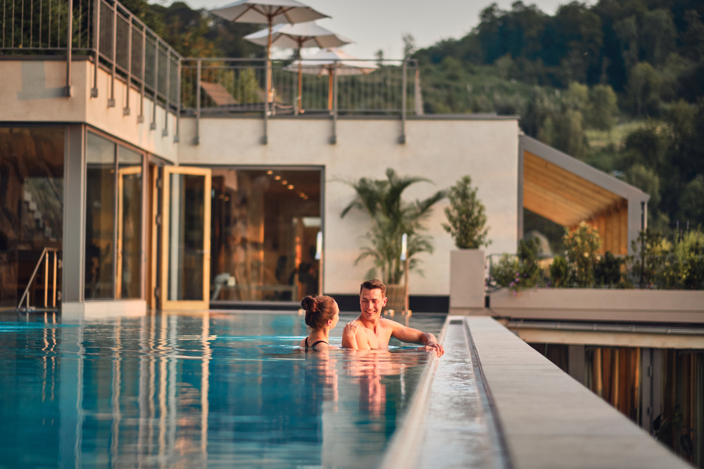 Pärchen im Außenpool des Hotel Deimann