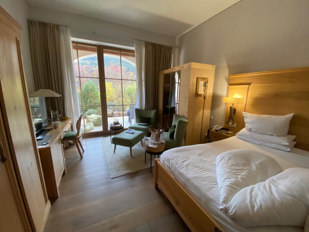 Zimmer im Hotel Das Rehlegg mit Sauna und Ausblick auf den Außenpool