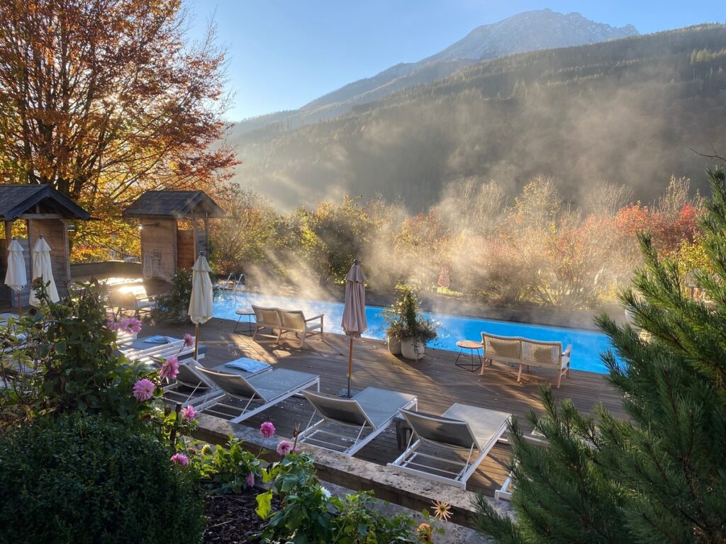 Aufsteigender Dampf im Außenpool von Das Rehlegg