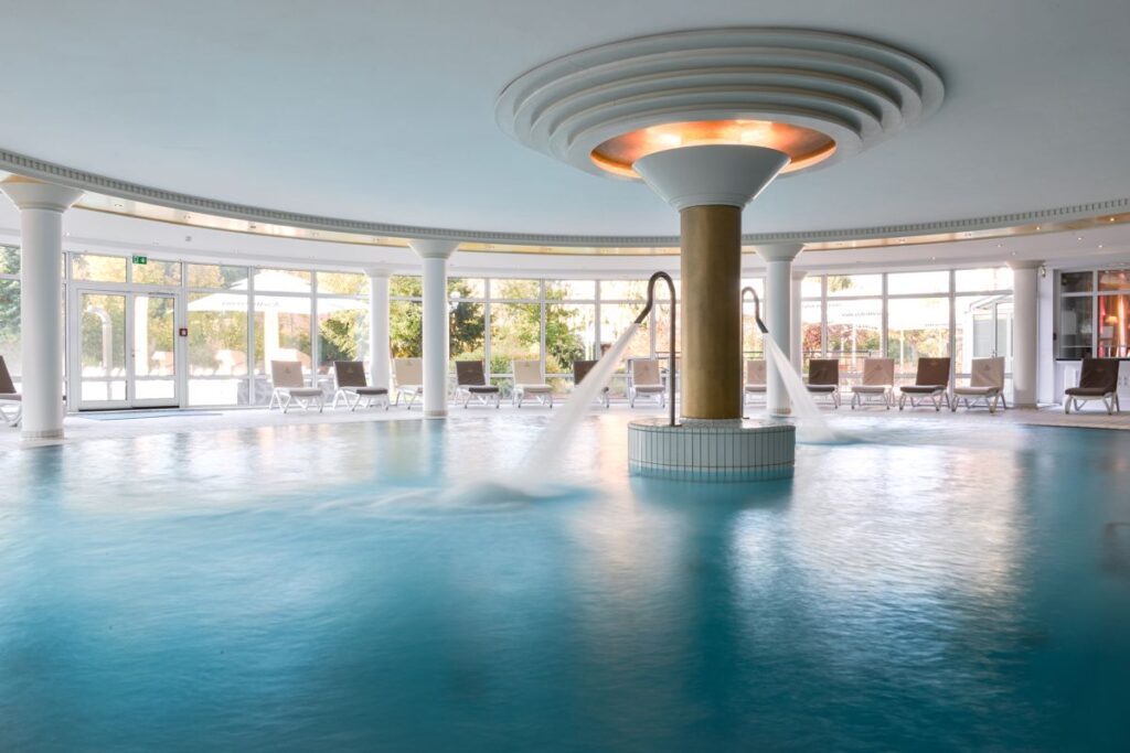 Wellnessurlaub im Altmühltal - The Monarch Hotel Innenpool