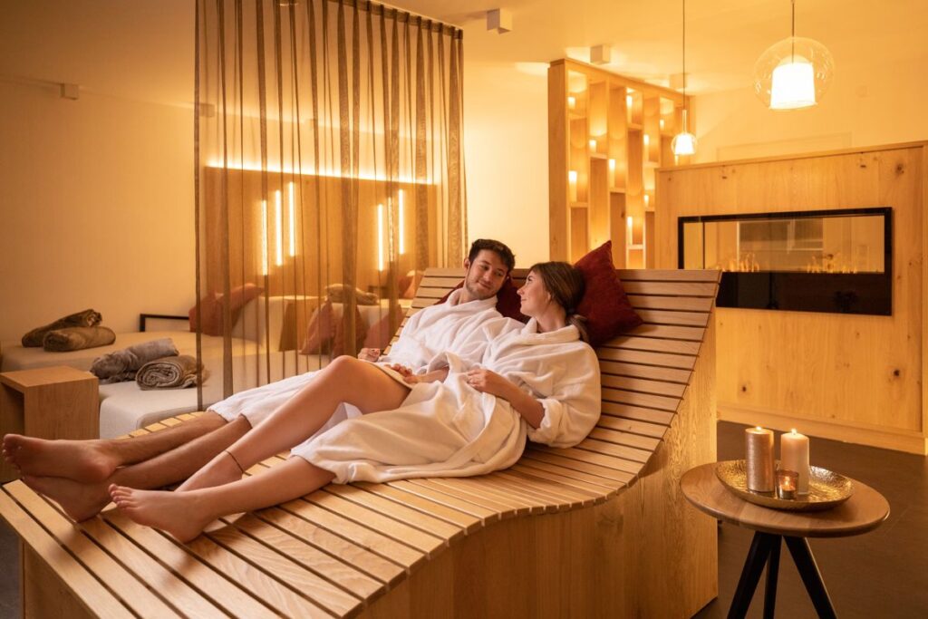 Auszeit im Schlosshotel: Paar im Spa-Bereich