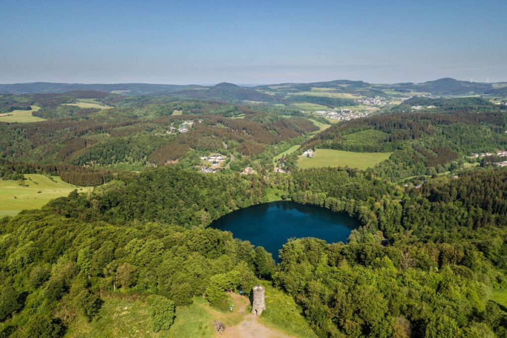 Eifel: Dronketurm am Eifelsteig mit Blick auf Gemündener Maar