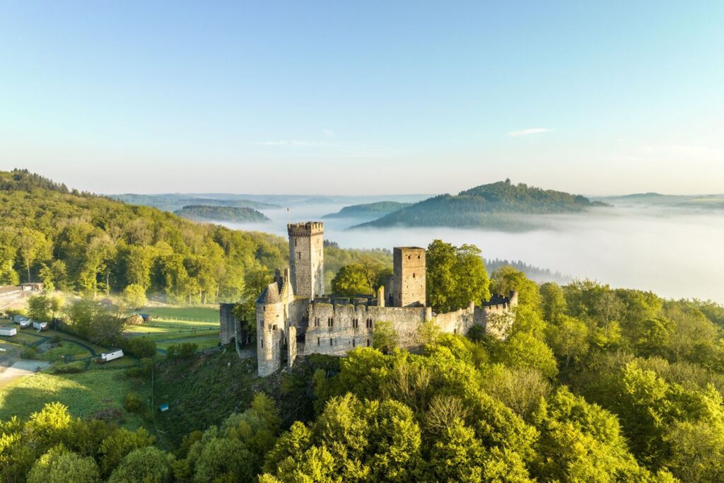Eifel: Wandern mit Blick auf die Kasselburg