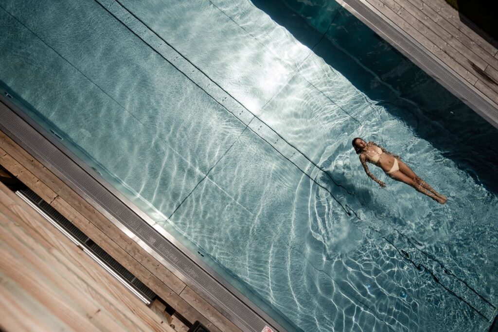 HUBERTUS Mountain Refugio Allgäu: Frau im Pool
