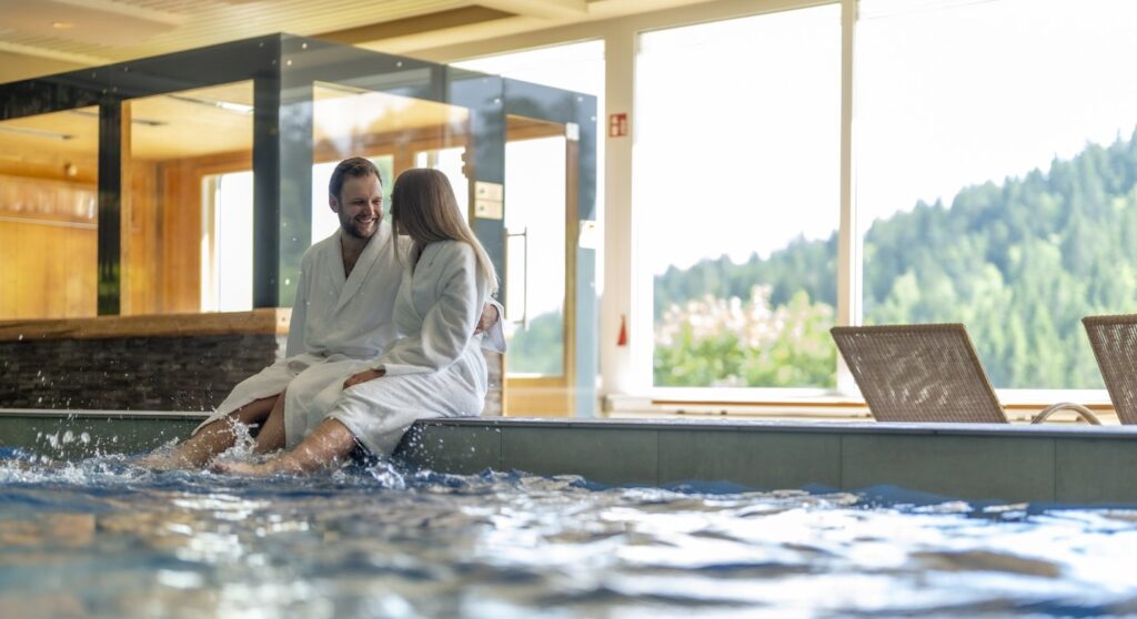 Pärchen am Pool des Waldhotel am Notschreipass in Todtnau
