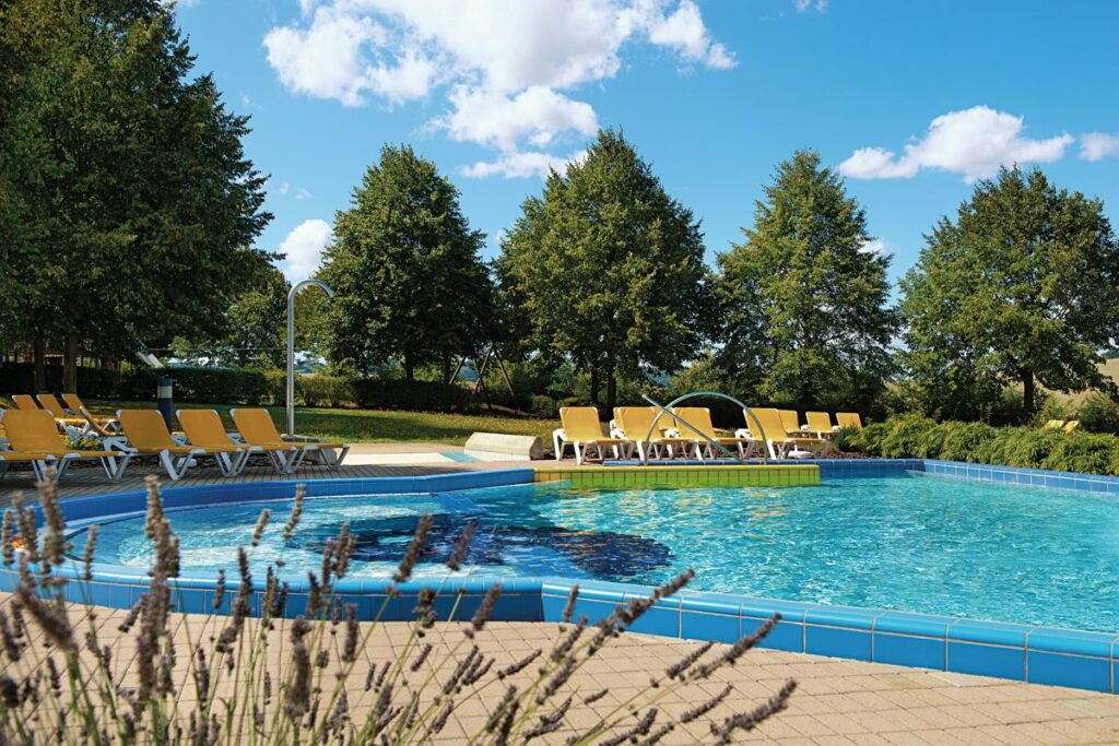 Außenpool im Victor’s Residenz-Hotel Teistungenburg