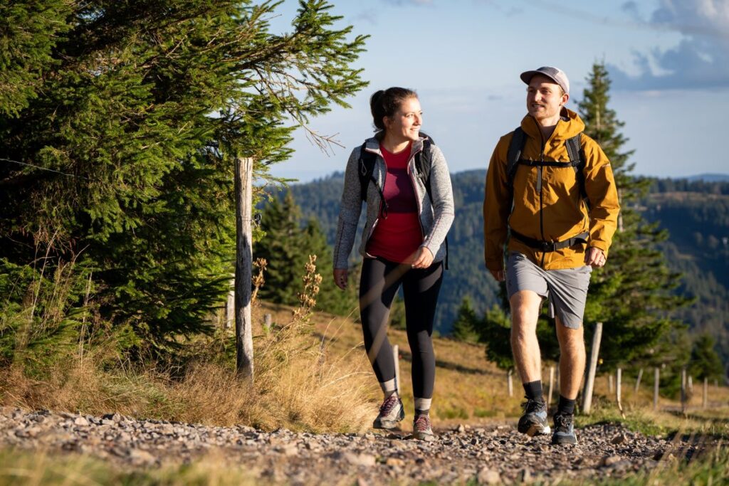 Wellness- & Aktivurlaub: Junges Paar beim wandern im Schwarzwald