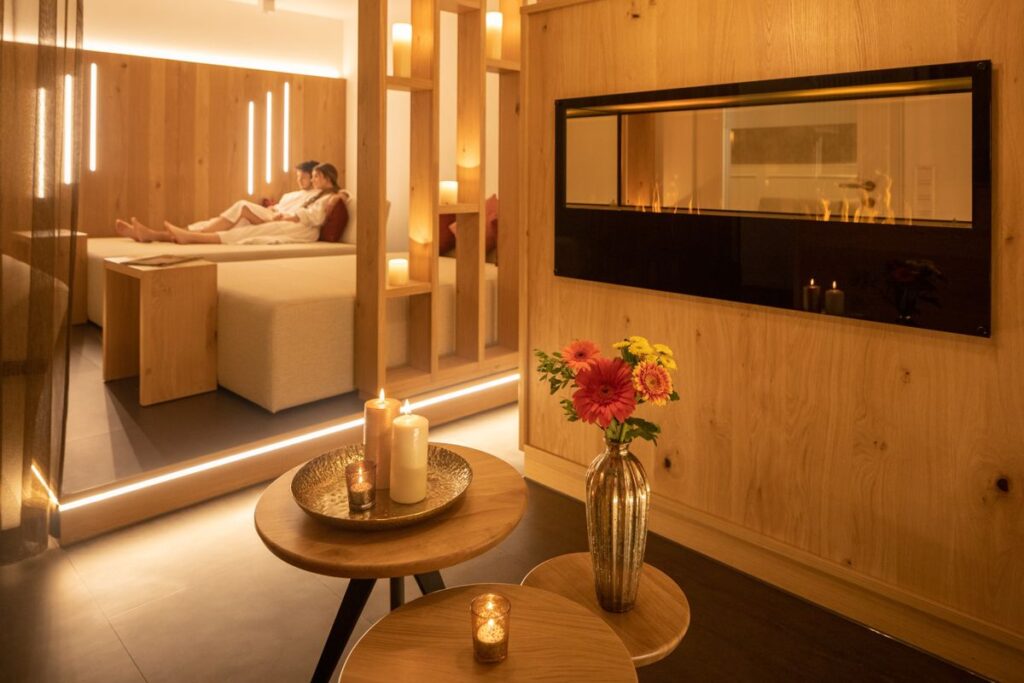 Romantische Auszeit im Schlosshotel - Paar im Wellnessbereich