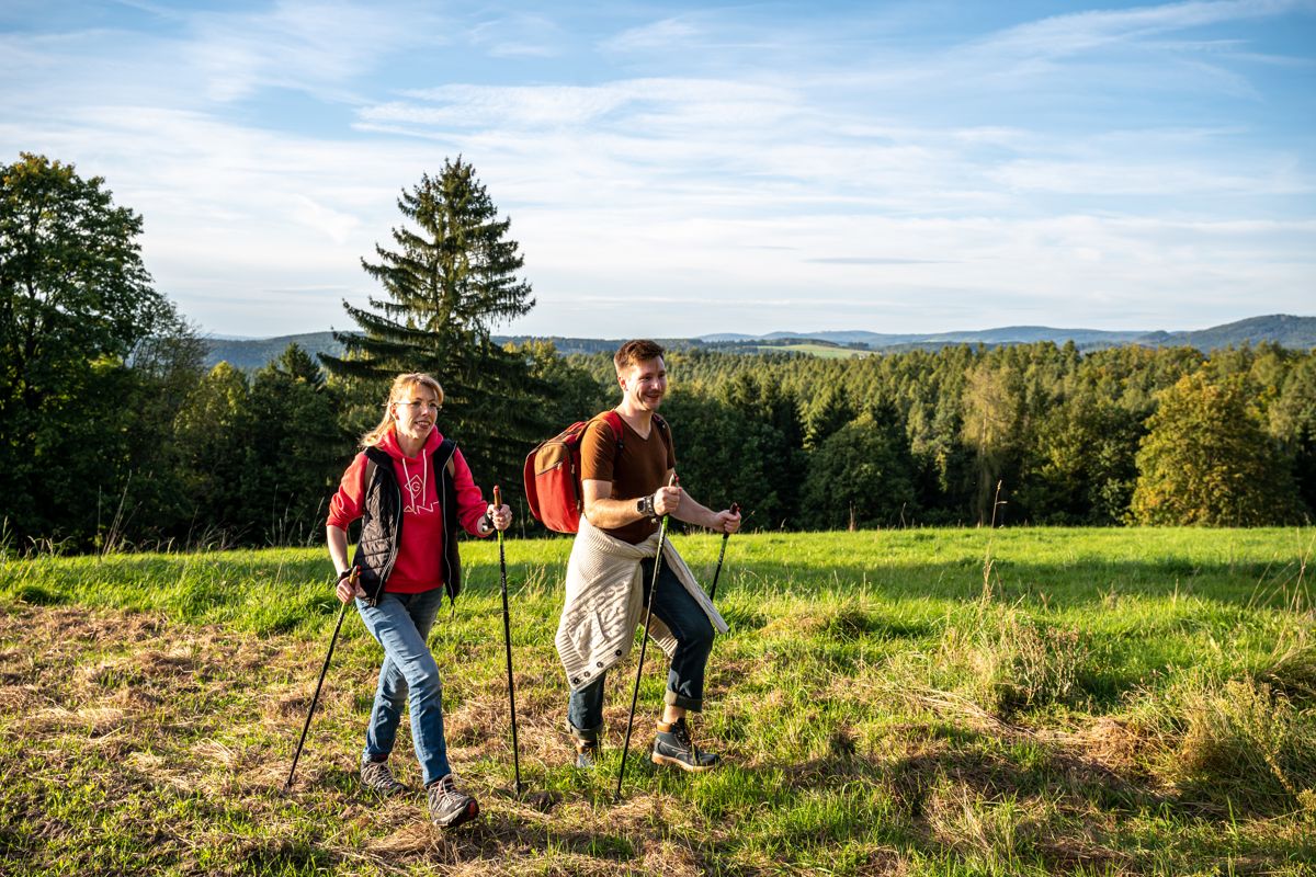 Ein Paar beim Wandern im Thüringer Wald