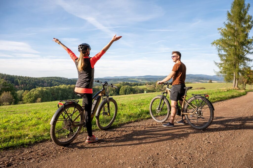 Paar beim Radfahren im Thüringer Wald