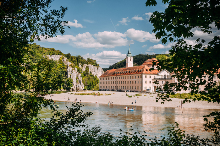 Kloster Weltenburg mit Kieselstrand im Altmühltal