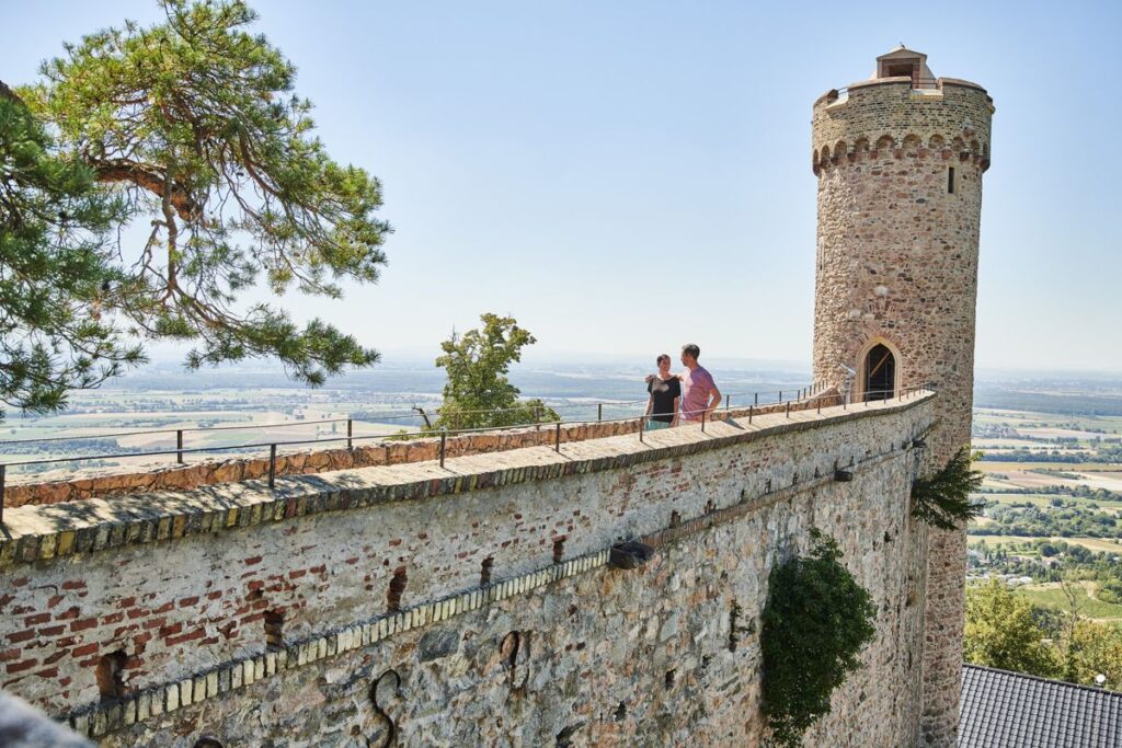 Paar auf Burgmauer von Schloss Auerbach (Odenwald, Hessen)