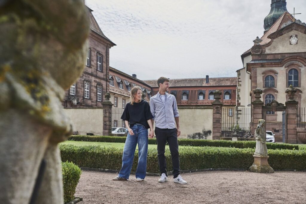 Paar vor Propstei Johannesberg in Fulda