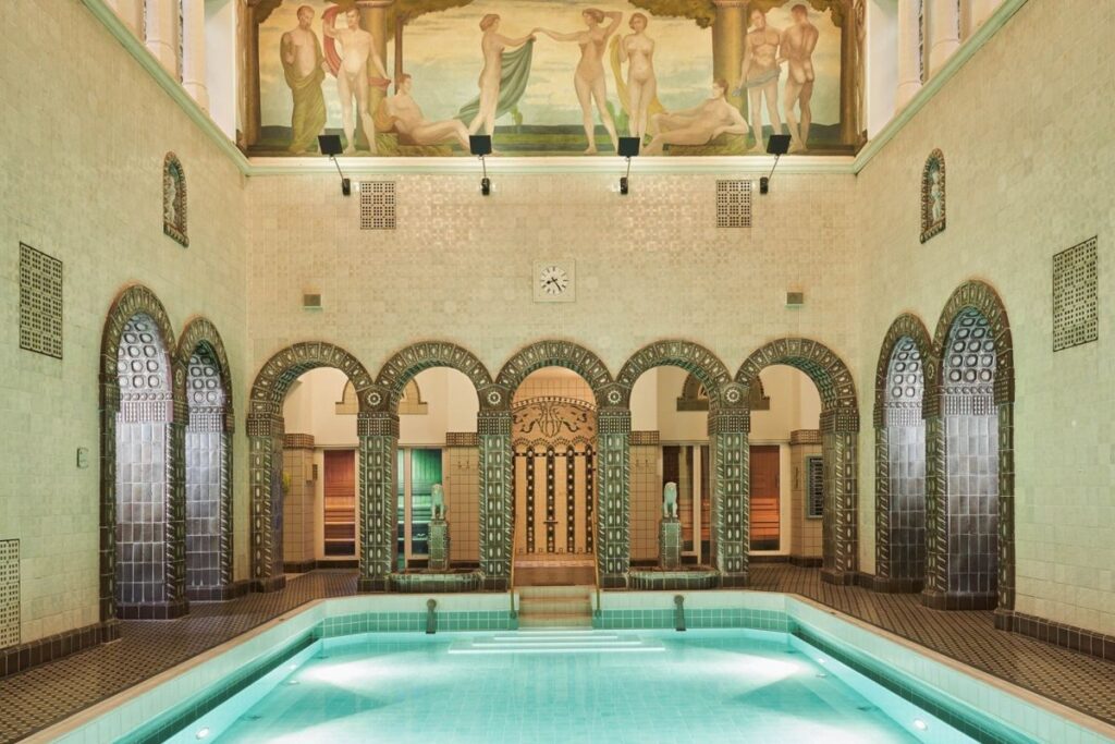 Becken der Kaiser-Friedrich-Therme Wiesbaden