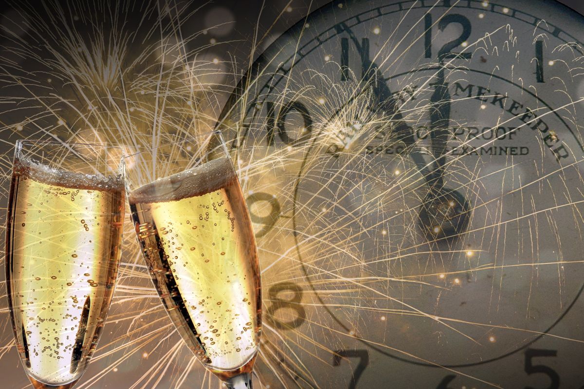 Zwei Gläser mit Sekt und eine Uhr (Silvestermotiv)
