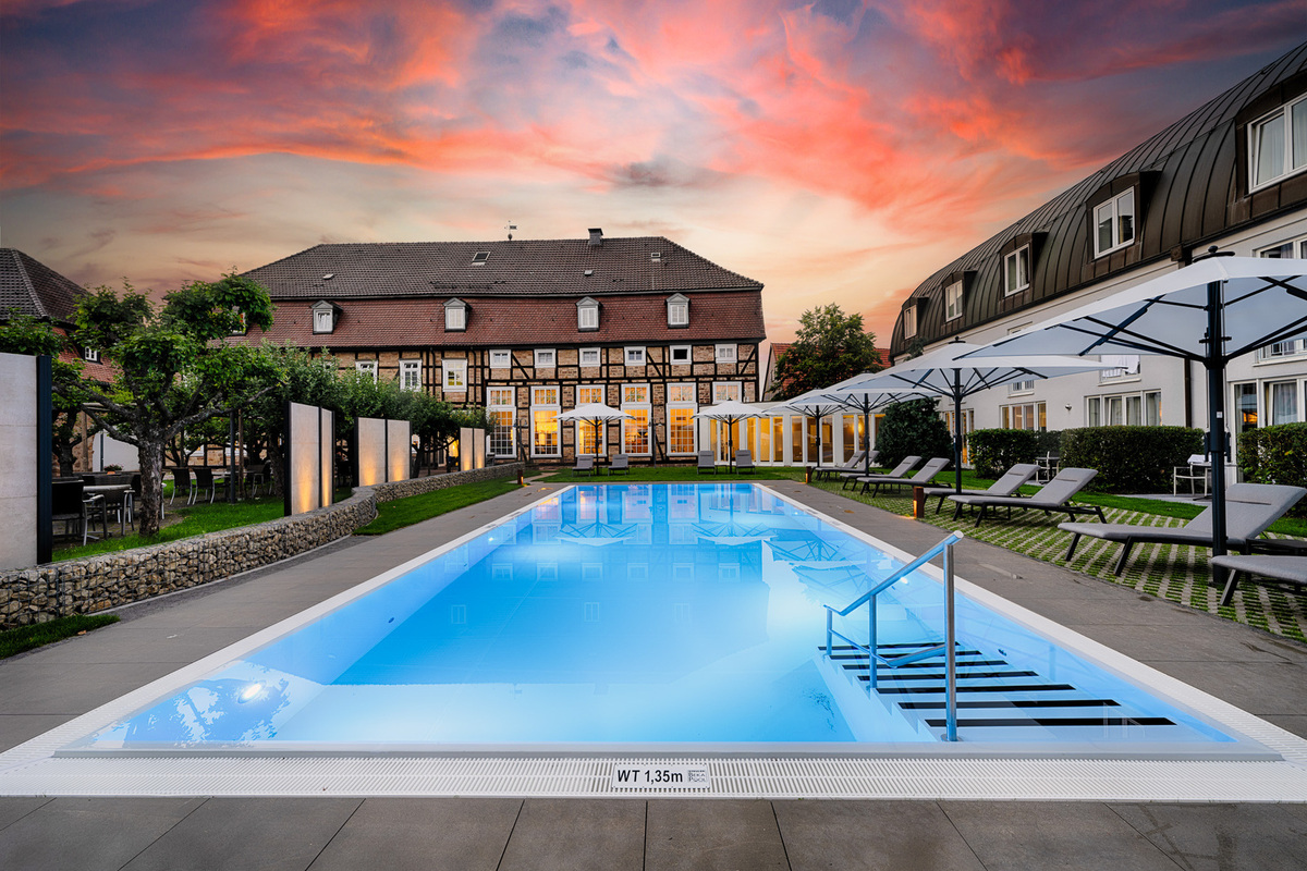 Sonnenuntergang über dem Außenpool vom Welcome Hotel Bad Arolsen